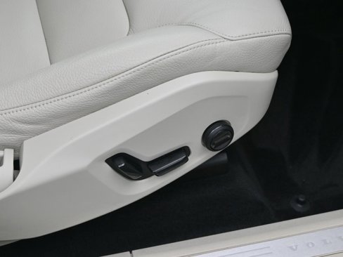Certified 2022 Volvo XC60 B5 Momentum w/ Advanced Package image 37