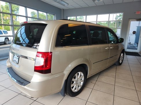 Used 2014 Chrysler Town & Country Touring image 6
