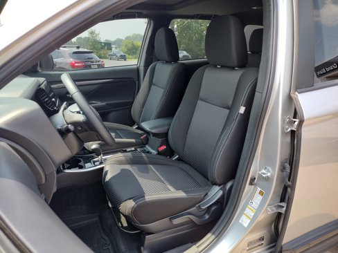 Used 2018 Mitsubishi Outlander LE image 2
