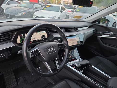Used 2022 Audi e-tron Premium Plus w/ Premium Plus Package image 27