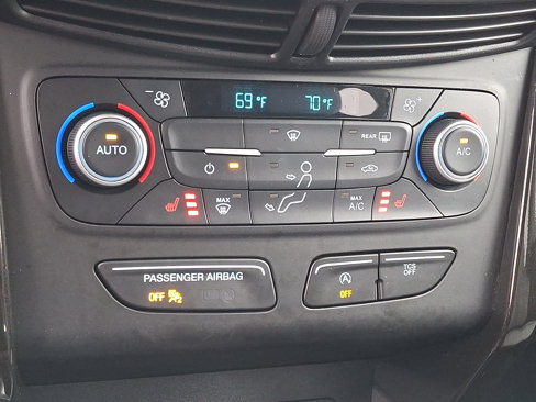 Used 2018 Ford Escape SE w/ SE Sport Appearance Package image 17