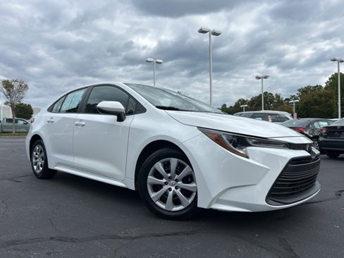 Used 2023 Toyota Corolla LE image 3