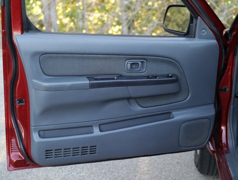 Used 2004 Nissan Frontier XE w/ (VTP) Value Truck Pkg image 18