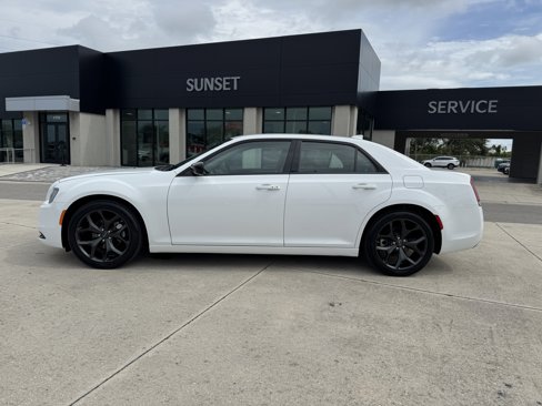 Used 2023 Chrysler 300 Touring w/ Sport Appearance Package image 7