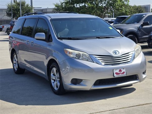 Used 2015 Toyota Sienna LE image 3