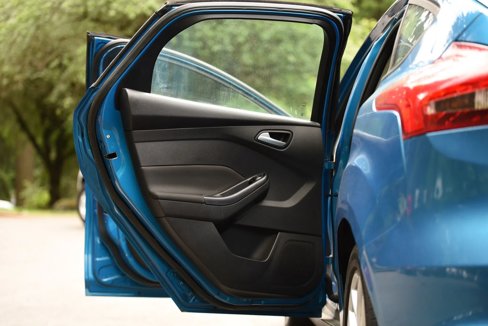 Used 2015 Ford Focus SE w/ Equipment Group 201A image 16