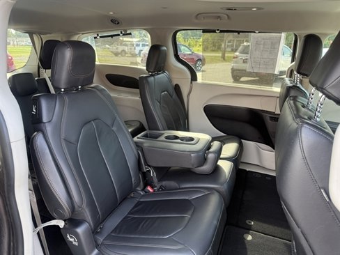 Used 2017 Chrysler Pacifica Touring-L w/ Tire & Wheel Group image 47