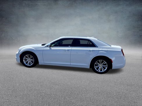 Used 2017 Chrysler 300 C image 8