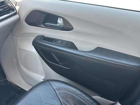 Used 2017 Chrysler Pacifica Touring-L image 18