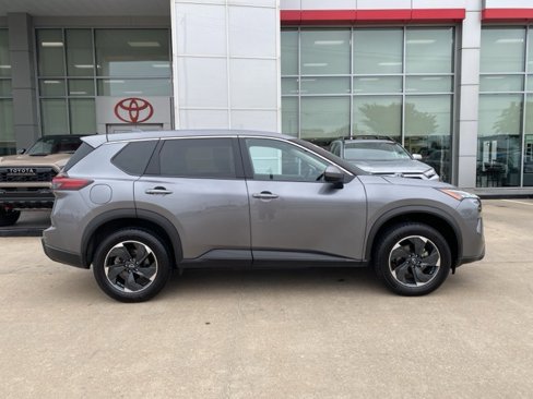 Used 2024 Nissan Rogue SV image 2