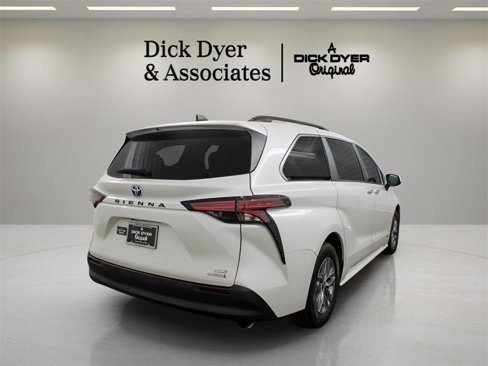 Used 2021 Toyota Sienna XLE image 13