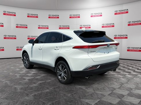 Certified 2022 Toyota Venza LE image 3