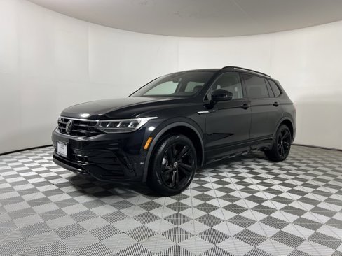 Used 2024 Volkswagen Tiguan SE R-Line image 3