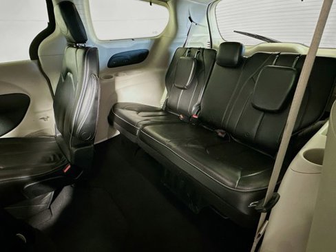 Used 2020 Chrysler Pacifica Limited image 28