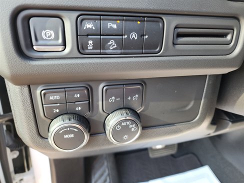 Used 2024 Chevrolet Suburban Z71 image 16
