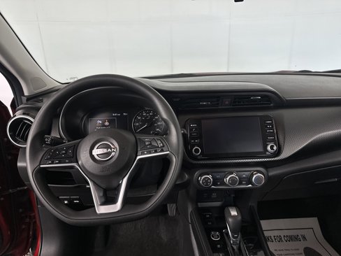 Used 2023 Nissan Kicks SV image 3