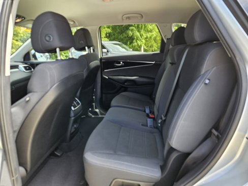 Used 2017 Kia Sorento L image 13
