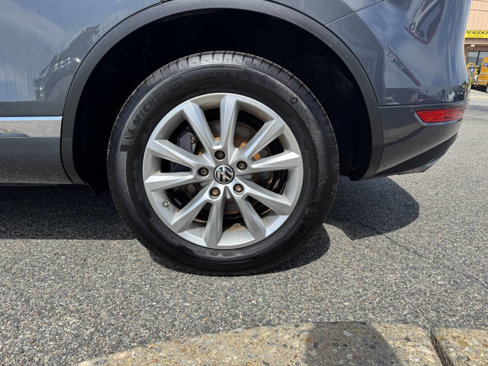 Used 2014 Volkswagen Touareg Sport image 6