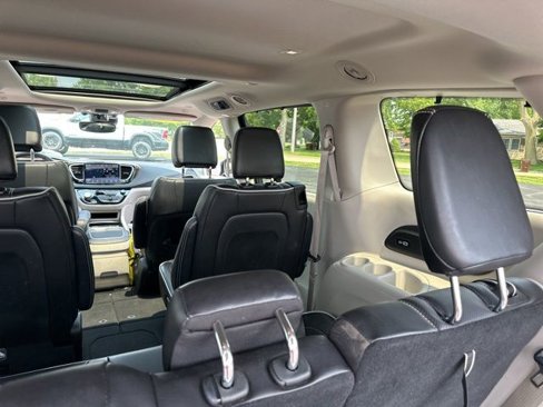 Used 2023 Chrysler Pacifica Limited image 16