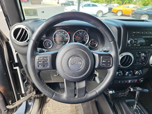 Used 2015 Jeep Wrangler Unlimited Sahara w/ Connectivity Group image 9