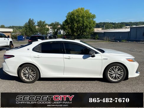 Used 2019 Toyota Camry XLE w/ Sunroof Package image 4