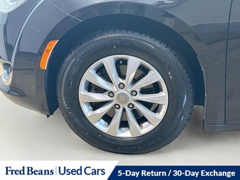 Used 2017 Chrysler Pacifica Touring-L image 5