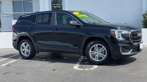 Used 2024 GMC Terrain SLE image 2
