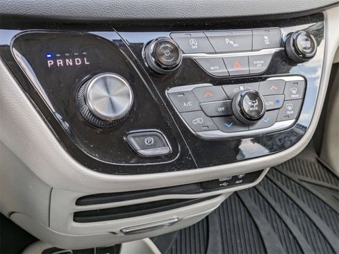 Used 2019 Chrysler Pacifica Touring-L image 22