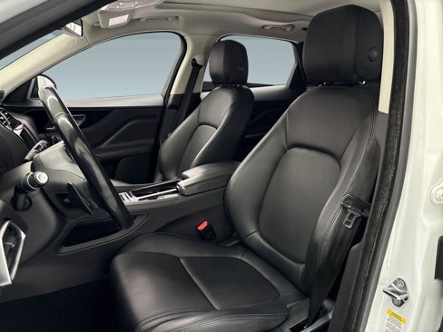 Used 2018 Jaguar F-PACE Premium image 5