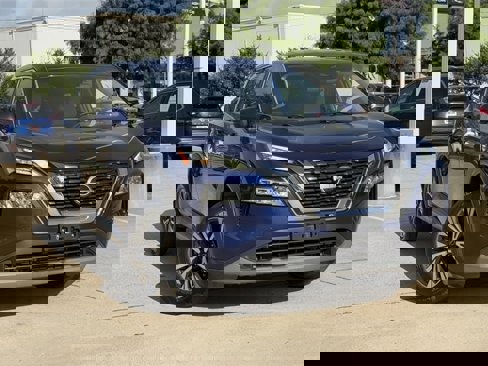 Used 2023 Nissan Rogue SV image 2