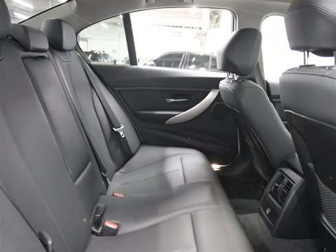 Used 2018 BMW 320i xDrive Sedan w/ Convenience Package image 16