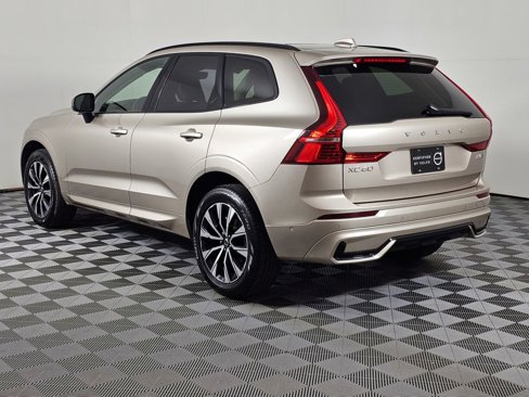 Used 2025 Volvo XC60 B5 Plus image 4