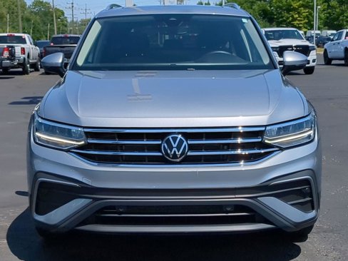 Used 2022 Volkswagen Tiguan SE w/ Panoramic Sunroof Package image 9