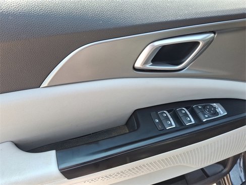Used 2023 Kia Carnival LX image 11