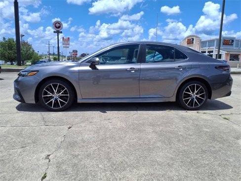 Used 2022 Toyota Camry SE image 2