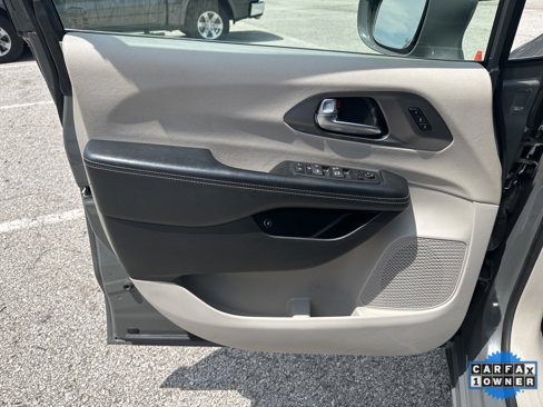 Used 2022 Chrysler Pacifica Touring-L image 56