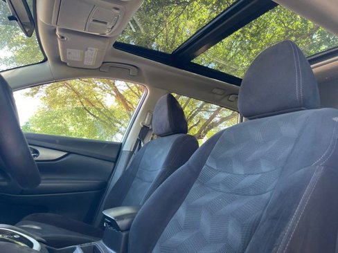 Used 2016 Nissan Rogue SV w/ SV Moonroof Package image 9