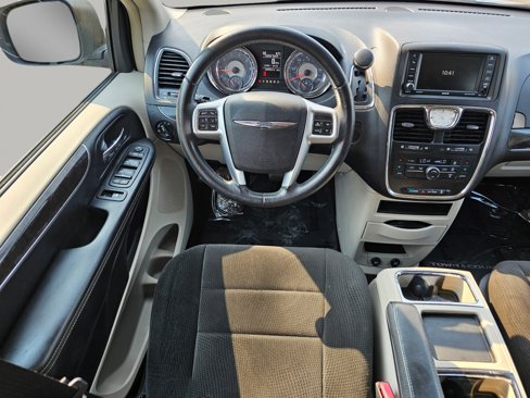 Used 2013 Chrysler Town & Country Touring image 3
