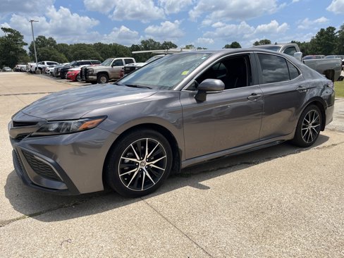 Used 2022 Toyota Camry SE image 1