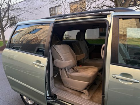 Used 2010 Toyota Sienna LE image 28