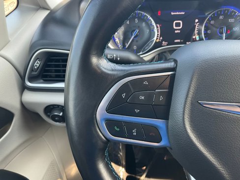 Used 2021 Chrysler Pacifica Touring-L image 5