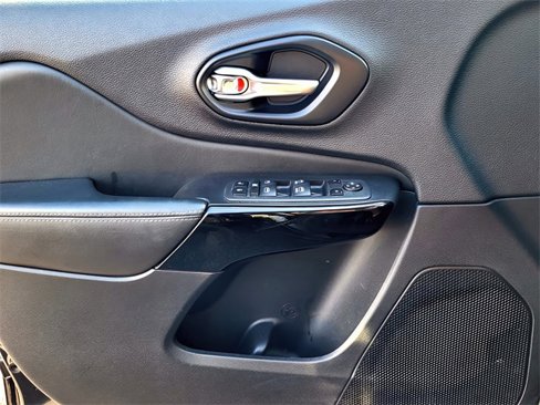 Used 2023 Jeep Cherokee Altitude Lux image 25