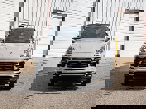 Certified 2022 Porsche Cayenne Platinum Edition image 10