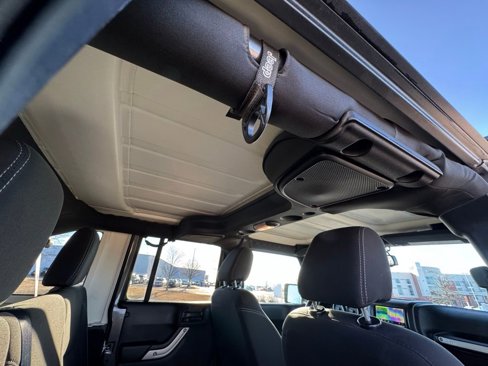 Used 2017 Jeep Wrangler Unlimited Sahara w/ Connectivity Group image 40