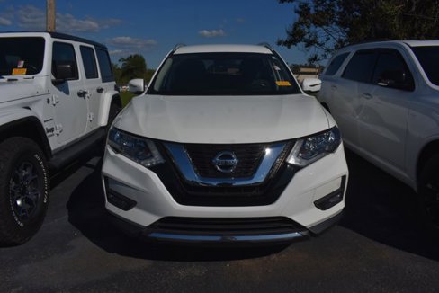 Used 2017 Nissan Rogue SV image 2