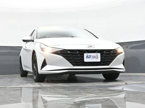 Used 2022 Hyundai Elantra SE image 54