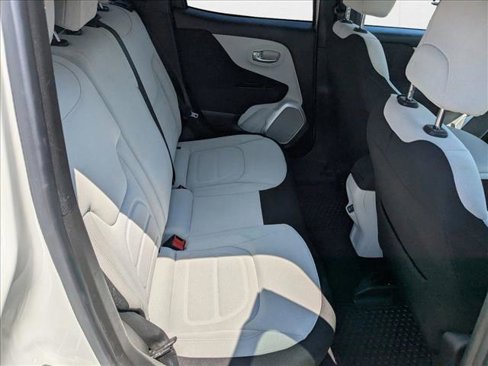 Used 2018 Jeep Renegade Latitude w/ Cold Weather Group image 20