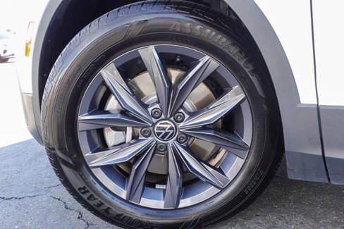 Used 2024 Volkswagen Tiguan SE w/ Panoramic Sunroof Package image 10