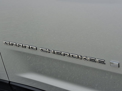 Used 2023 Jeep Grand Cherokee Laredo image 31