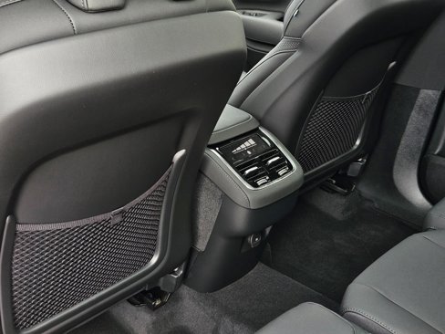 New 2025 Volvo XC90 B6 Core w/ Protection Package image 27
